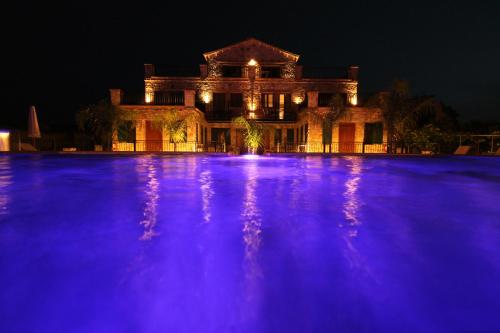 卡萨米尔Limni Resort的前面有紫色灯的大房子