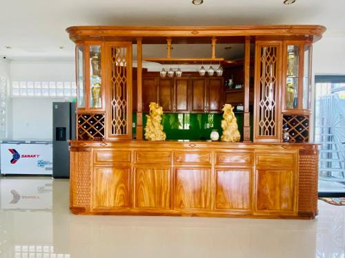 芽庄Thanh Hien villa的木柜,上面有两只泰迪熊