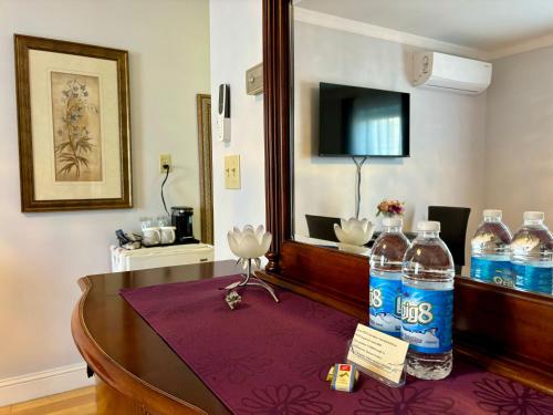 夏洛特顿海港酒店的一间桌子上备有两瓶水的房间