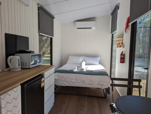 Dadswells BridgeTiny House 5 at Grampians Edge的一间小卧室,小房子里配有一张床