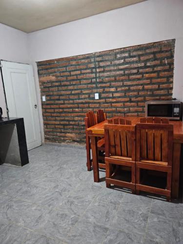 卡塔马卡El gumer的配有桌椅和砖墙的房间