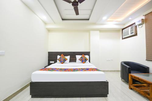 新德里FabHotel Dwarka Residency的一间卧室配有一张床和一张书桌