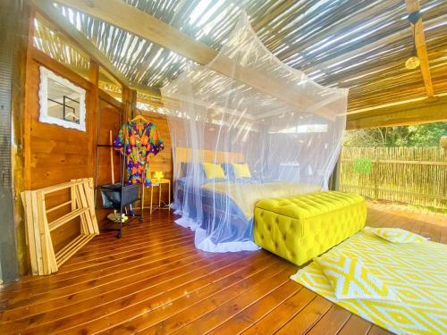 赫卢赫卢韦Hluhluwe Bush Camp Glamping Village的帐篷内一间卧室,配有一张床