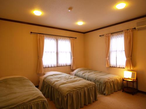 白马村西有酒店的一间卧室设有两张床和两个窗户。