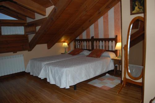 GarrayHOTEL RURAL EL DENARIO的阁楼上的卧室配有一张大床