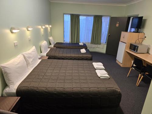 福布斯福布斯湖汽车旅馆的酒店客房配有两张床和一张书桌
