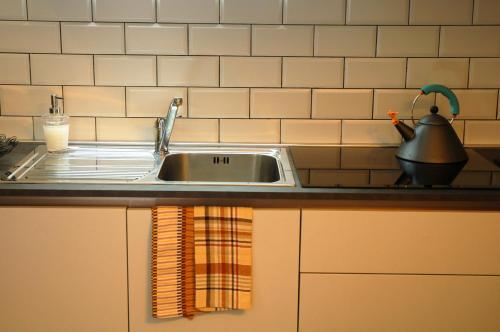 锡耶纳Magione 10的厨房水槽和茶壶