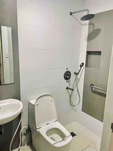 安吉利斯邦板牙大有崇光酒店的一间带卫生间和水槽的浴室
