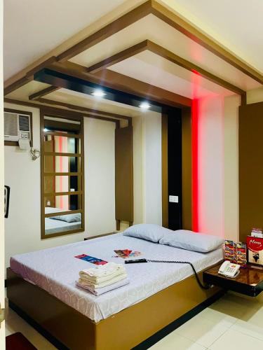 安吉利斯邦板牙大有崇光酒店的一间卧室配有一张带镜子的大床