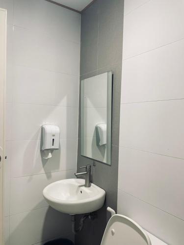 安吉利斯邦板牙大有崇光酒店的一间带水槽、卫生间和镜子的浴室