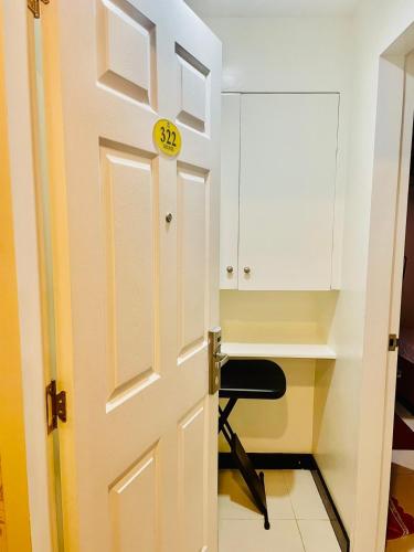 安吉利斯邦板牙大有崇光酒店的门通向带桌子和椅子的房间