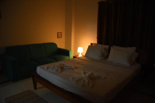 索拉普Solis Stay的一间卧室配有一张沙发和一盏灯的床