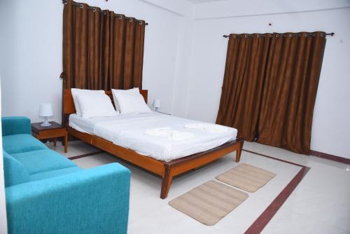 索拉普Solis Stay的一间卧室配有一张床和一张蓝色的沙发