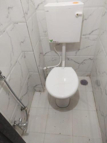 索拉普Solis Stay的浴室设有白色卫生间和大理石墙壁。