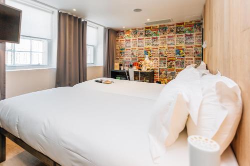 爱丁堡格拉斯广场酒店的卧室设有一张白色大床和一扇窗户。