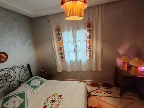 马拉喀什DAR SARSAR airport的一间卧室设有一张床和一个窗口