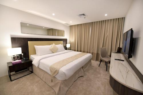 科威特科威特卡尔顿塔酒店的酒店客房设有一张大床和一台电视。
