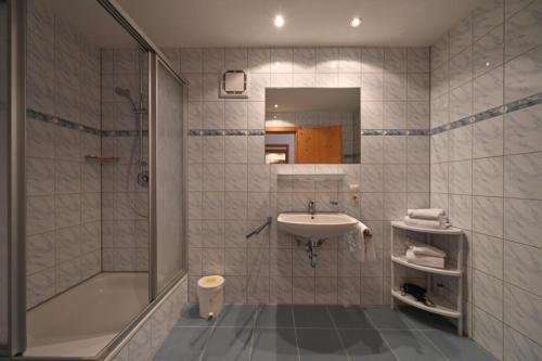 福森豪弗丰斯酒店的一间带水槽、淋浴和卫生间的浴室