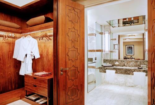 麦加Conrad Makkah的一间带木门和水槽的浴室