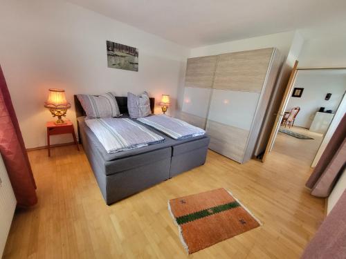 默尔巴赫Appartement Purzel的一间卧室配有一张床和镜子
