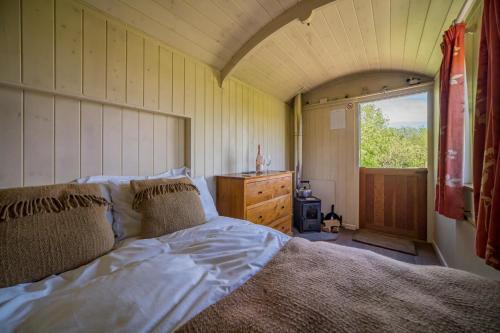 文特诺The Hut的一间带床的卧室,位于带窗户的房间内