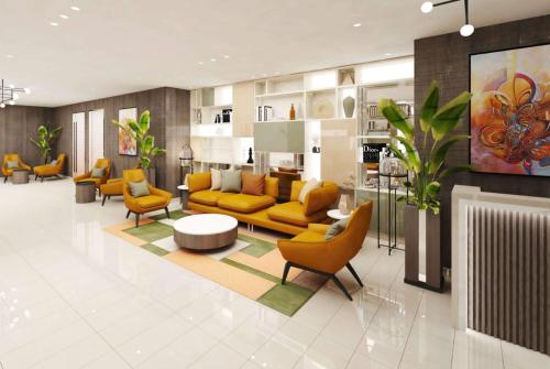 多哈Ramada Encore Doha by Wyndham的客厅配有黄色的沙发和椅子