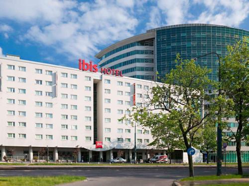 华沙ibis Warszawa Centrum的一座大型建筑,上面有赌注酒店