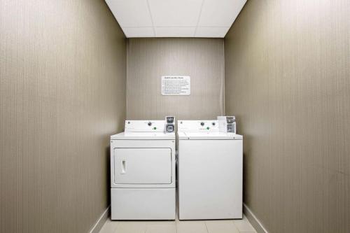 费耶特维尔费耶特维尔拉金塔酒店的洗衣房配有白色洗衣机和烘干机