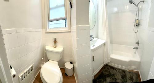 扬克斯8-A Diamond in Yonkers, NY的白色的浴室设有卫生间和水槽。