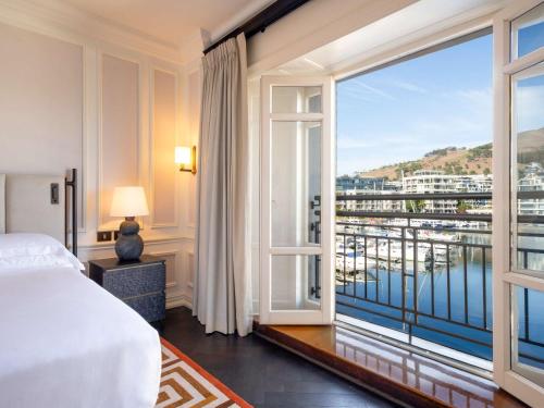 开普敦Cape Grace, A Fairmont Managed Hotel的一间卧室设有一张床和一个大窗户