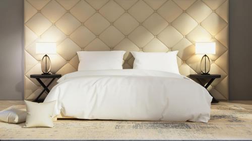 巴赫达尔Maki zu Hotel的卧室配有带两盏灯的白色床