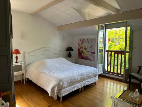 于斯塔里茨LES CHAMBRES D'ARRAUNTZ的卧室配有白色的床和窗户。
