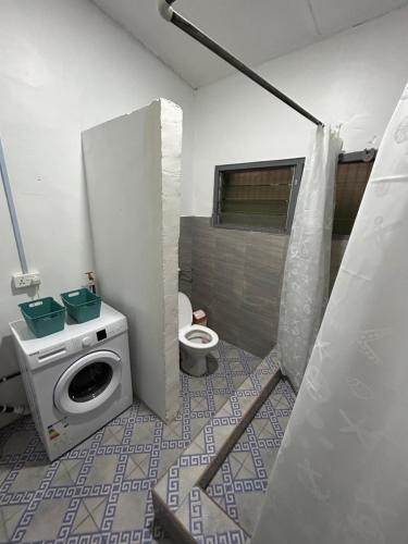 阿克拉Big & beautiful house for 3 - Osu center Potbelly的一间带洗衣机和卫生间的浴室