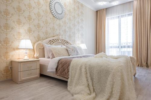 敖德萨Красивая квартира в ЦЕНТРЕ Одессы的白色的卧室设有床和窗户