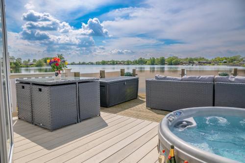 塔特舍尔Lake View with Private Hot Tub at Tattershall Lakes的一个带热水浴缸和按摩浴缸的甲板