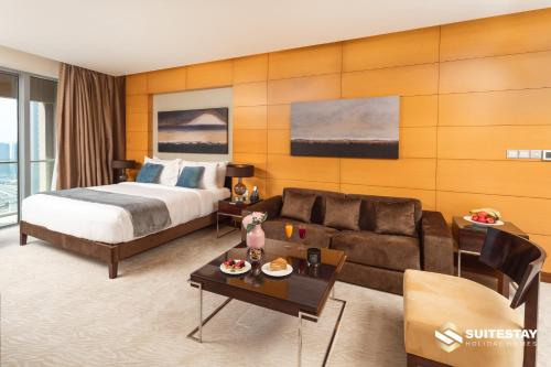 迪拜OSTAY -Address Dubai Mall - The Residence的酒店客房,配有床和沙发