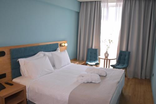 雅典阿瑞图萨酒店的酒店客房,配有带两条毛巾的床