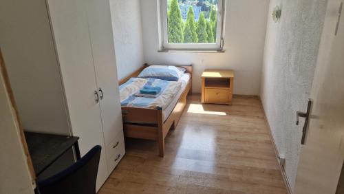 施瓦格明德Rooms & Apartments Schwäbisch Gmünd的一间小卧室,配有床和窗户