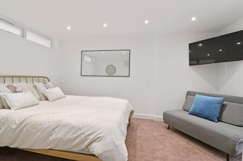 伦敦Finsbury Park Studios的白色卧室配有床和沙发
