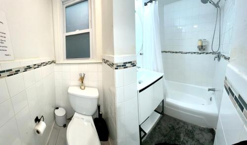 扬克斯2-A Diamond in Yonkers的白色的浴室设有卫生间和水槽。