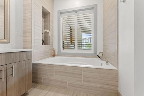 罗斯玛丽海滩Texas Two Step的白色的浴室设有浴缸和窗户。