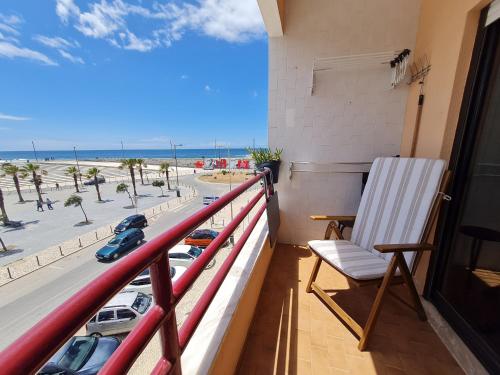 卡帕里卡海岸Beach Addiction的一个带椅子的阳台,享有海滩美景