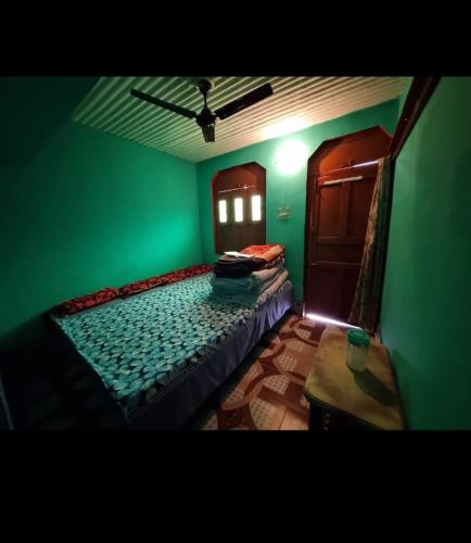 UkhimathKailash torisht loge的绿色的客房配有床和桌子