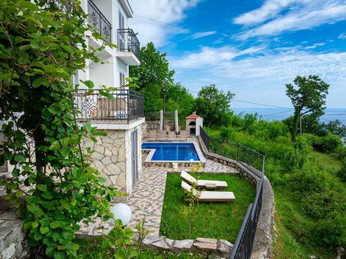 布德瓦Villa Tranquila的一座带游泳池和房子的别墅