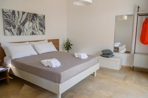 蒙塔莱格罗Le 3 Rose apartments的一间卧室配有一张床,上面有两条毛巾