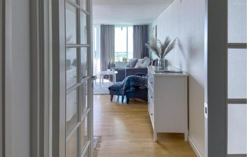 维斯比Nice Apartment In Visby With Wifi的白色的客厅配有沙发和桌子