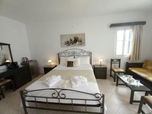 普拉提伊亚洛斯西弗诺斯Venikouas Hotel的一间卧室配有一张大床和一张沙发