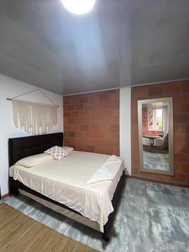 希龙Green Apartment el prado的一间卧室设有一张床和砖墙