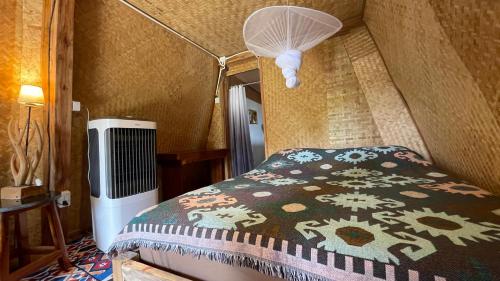 夜占县Monsonkeang Camping view ม่อนสันเกี๋ยง的一间卧室配有一张带图案毯子的床