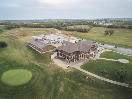 MaryvilleCobblestone Inn & Suites Maryville的高尔夫球场上一座大建筑的空中景观